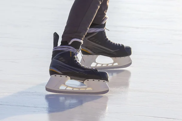 Le gambe di un uomo che pattina su una pista di pattinaggio. Interessi e sport. Vacati — Foto Stock