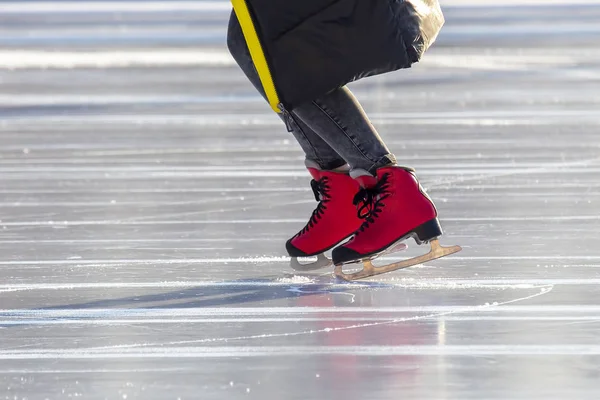 Πόδια με κόκκινα πατίνια σε παγοδρόμιο. χόμπι και αναψυχή. χειμώνας s — Φωτογραφία Αρχείου