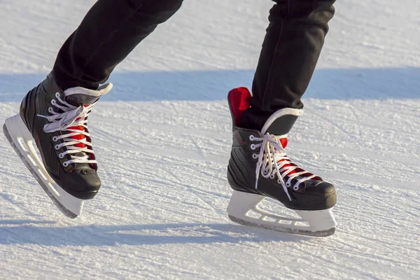 Legs of a skating man on an ice rink. hobbies and leisure. winte — 스톡 사진