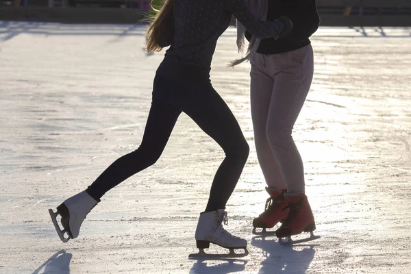 Auf einer Eisbahn laufen verschiedene Menschen aktiv Schlittschuh. Hobbys und — Stockfoto