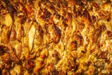 Shawarma pişirmek için tavuk eti. Fast food. Sokak yemeği. prote