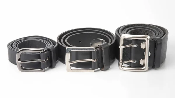 Três cinto de couro preto em um fundo branco — Fotografia de Stock