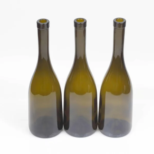 Tři prázdné láhve vína na bílém pozadí — Stock fotografie