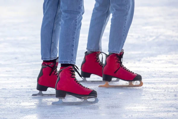 Persone diverse sono attivamente pattinare su una pista di pattinaggio su ghiaccio. Interessi e — Foto Stock