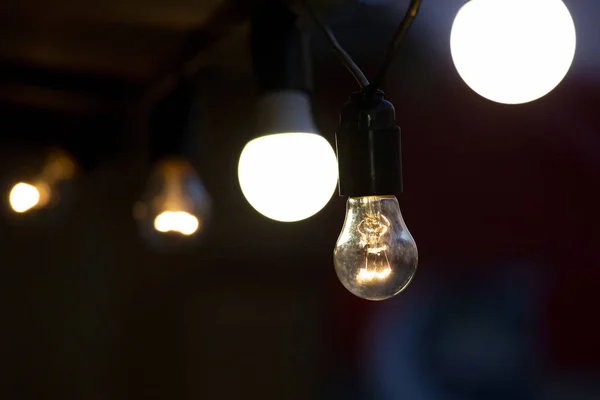 Las lámparas led y eléctricas brillan en la calle. iluminación eléctrica de —  Fotos de Stock