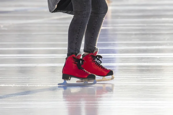 Pieds en patins rouges sur une patinoire. passe temps et loisirs. hiver s — Photo