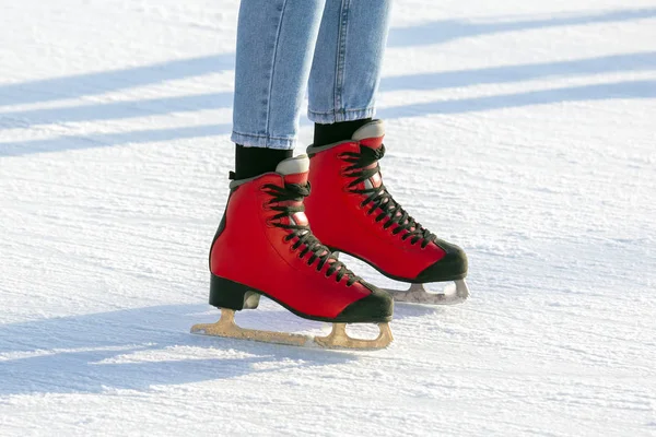 Buz pistinde kırmızı paten giyen ayaklar. Hobiler ve boş vakitler. Kış — Stok fotoğraf
