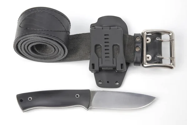 Couteau pour le tourisme et la chasse avec un étui en plastique sur un léa noir — Photo