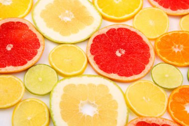 Beyaz arka planda farklı turunçgil meyveleri kes