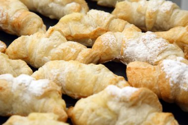 Masada lezzetli pişmiş kruvasan