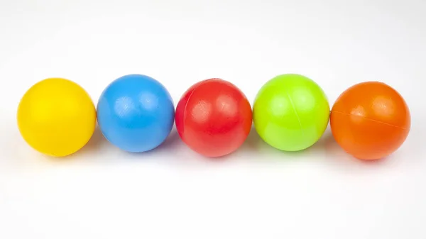 Boules en plastique coloré sur fond blanc. loisirs et jeu article — Photo