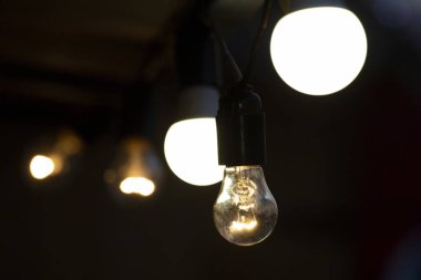 Sokakta öncü ve elektrikli lambalar parlıyor. elektrik ışıklandırması