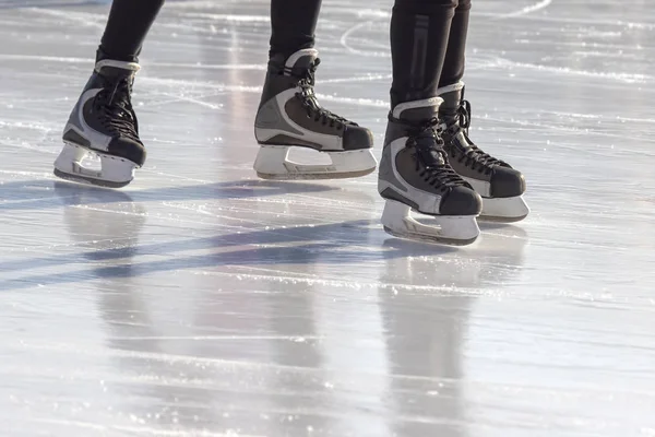 People ice skating on an ice rink. hobbies and leisure. winter s — 스톡 사진