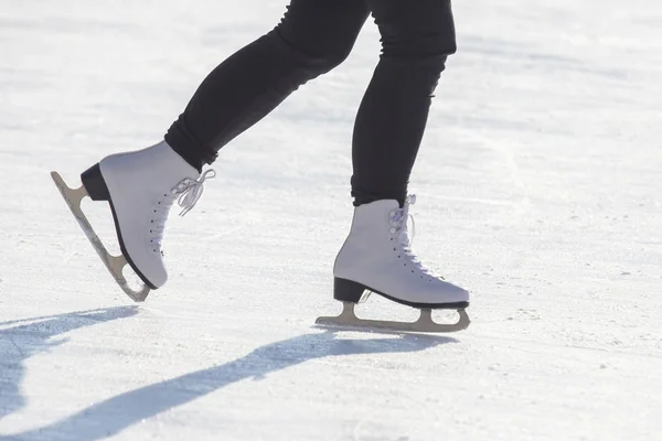 Κορίτσι παγοδρομία σε παγοδρόμιο. χόμπι και αναψυχή. χειμερινό spo — Φωτογραφία Αρχείου