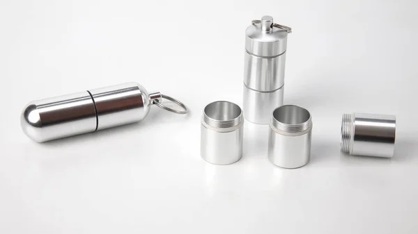 Recipientes de alumínio selados para pequenos itens e pílulas médicas em — Fotografia de Stock