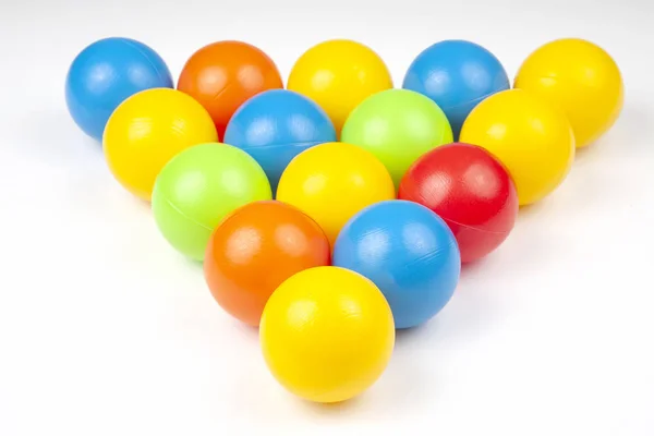 Boules en plastique coloré sur fond blanc. loisirs et jeu article — Photo