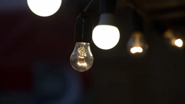 Lâmpadas LED e elétricas brilham na rua. iluminação elétrica de — Fotografia de Stock