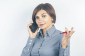 Byznys krásná žena mluví do telefonu s tužkou v he