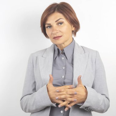 Takım elbiseli güzel genç iş kızı projesini düşünüyor. 