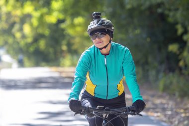 Bisikletli güzel bir kız. Sağlıklı yaşam tarzı ve sp