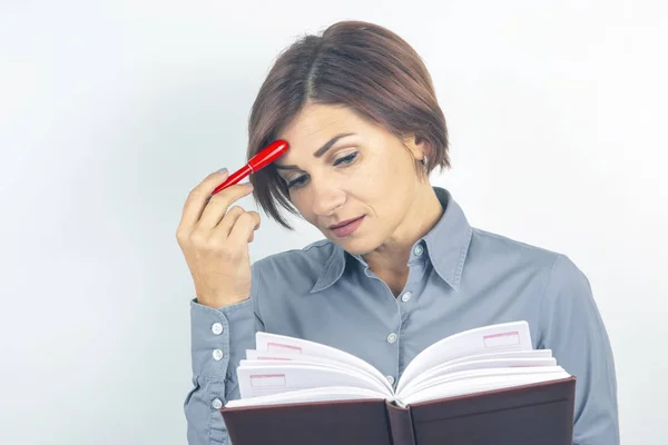 Bizneswoman z czerwonym długopisem i dokumentami w rękach na whi — Zdjęcie stockowe