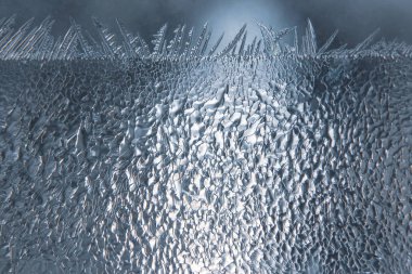 Kış penceresinde alışılmadık bir don. Doğal dokular ve arka gruplandırma