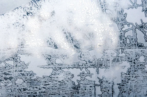 Den ovanliga frosten på ett vinterfönster. naturliga texturer och bakgrunder — Stockfoto