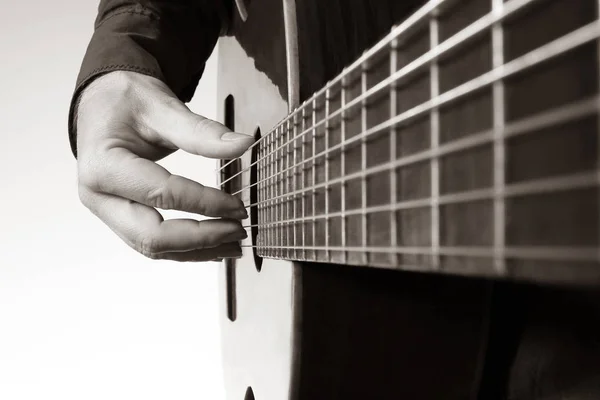 Tocar la mano derecha en la guitarra clásica. música en la vida humana —  Fotos de Stock