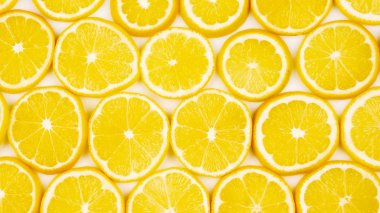 Dilimlenmiş narenciye limonlarının yarısı açık arkaplanda