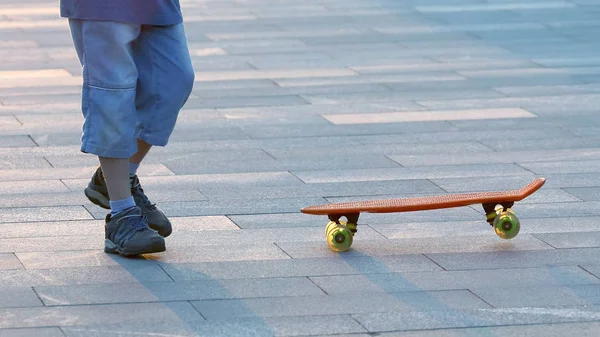 Νέοι ιππασίας σε ένα skateboard — Φωτογραφία Αρχείου