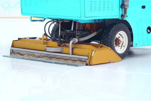 Special machine ice harvester cleans the ice rink — Stock Photo, Image