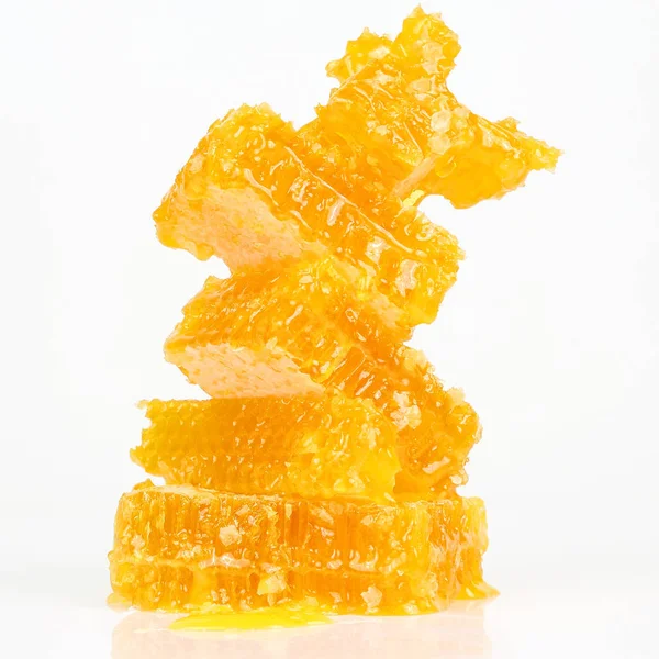 Briquetes de favo de mel sobre fundo branco — Fotografia de Stock