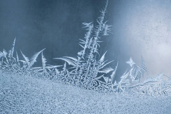 Льодові візерунки на замерзлому вікні. природні текстури і фони — стокове фото