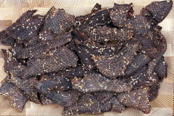 Torkat nötkött skivor i kryddor med sesamfrön — Stockfoto