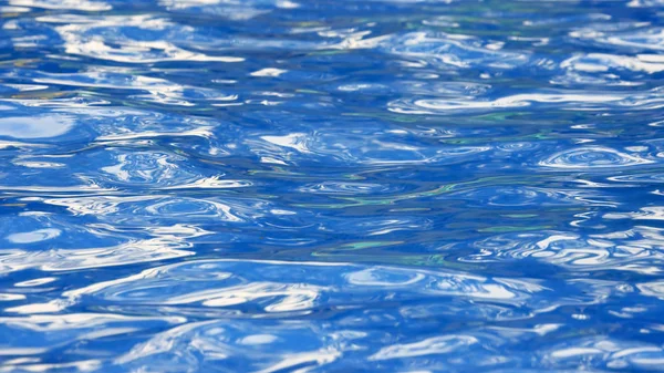 Reflejo del cielo en el viento sobre el agua. abstracción en n — Foto de Stock