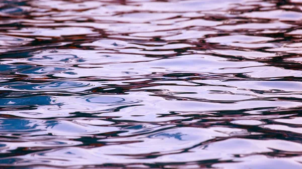 Reflet du ciel dans le vent sur l'eau. abstraction en n — Photo