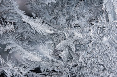 Penceredeki buz kalıpları. Doğal arkaplan ve doku