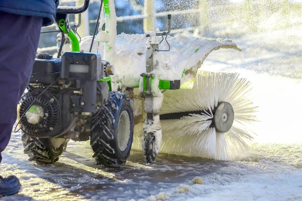 Speciale macchina della neve cancella la neve sulla strada della città — Foto Stock