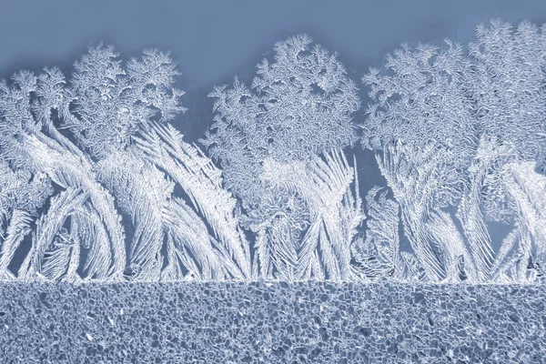 Τα μοναδικά σχέδια πάγου στο γυαλί του παραθύρου. φυσικό υπόβαθρο και — Φωτογραφία Αρχείου