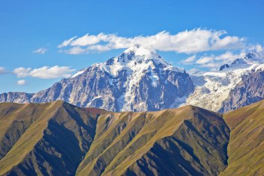 Gürcistan 'daki Kafkasya sıradağları. Dağ manzarası