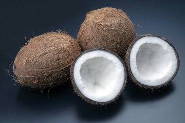 Koyu bir arka planda taze hindistan cevizi kes. Vitamin meyveleri. sağlıklı foo