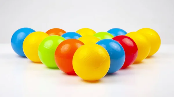 Boules Plastique Coloré Sur Fond Blanc Loisirs Articles Jeu Objets — Photo