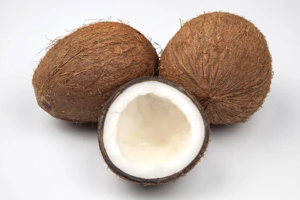 Corte Coco Fresco Fundo Branco Frutas Vitamínicas Foo Saudável — Fotografia de Stock