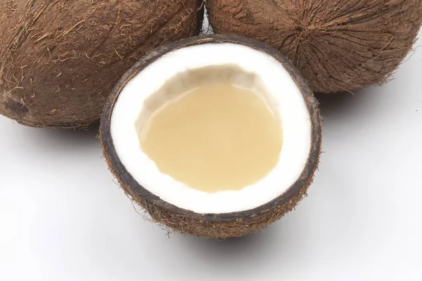 Skär Färsk Kokosnöt Med Riktig Kokosmjölk Vit Bakgrund Vitaminfrukter Hälsosam — Stockfoto