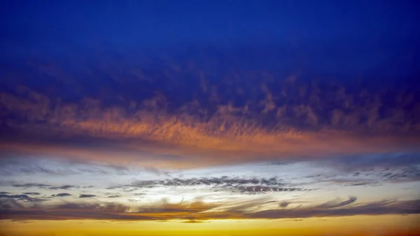 Выразительный Контраст Облаков Небе Яркий Цвет Вечернего Неба Перед Солнцем — стоковое фото