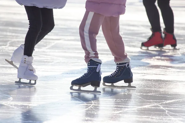 Pessoas Diferentes Estão Patinando Ativamente Uma Pista Gelo Hobbies Lazer — Fotografia de Stock