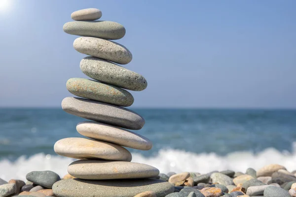 Equilibrar Una Pirámide Piedras Lisas Sobre Fondo Del Mar Equilibrio — Foto de Stock