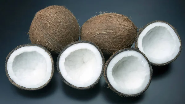 Corte Coco Fresco Fundo Escuro Frutas Vitamínicas Alimentos Saudáveis — Fotografia de Stock