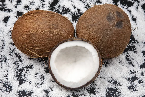 Kokosnoot Gesneden Een Achtergrond Van Kokosvlokken Vitaminefruit Gezond Foo — Stockfoto