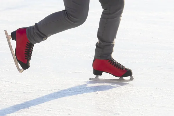Πόδια Κόκκινα Πατίνια Παγοδρόμιο Χόμπι Και Αναψυχή Χειμερινά Αθλήματα — Φωτογραφία Αρχείου